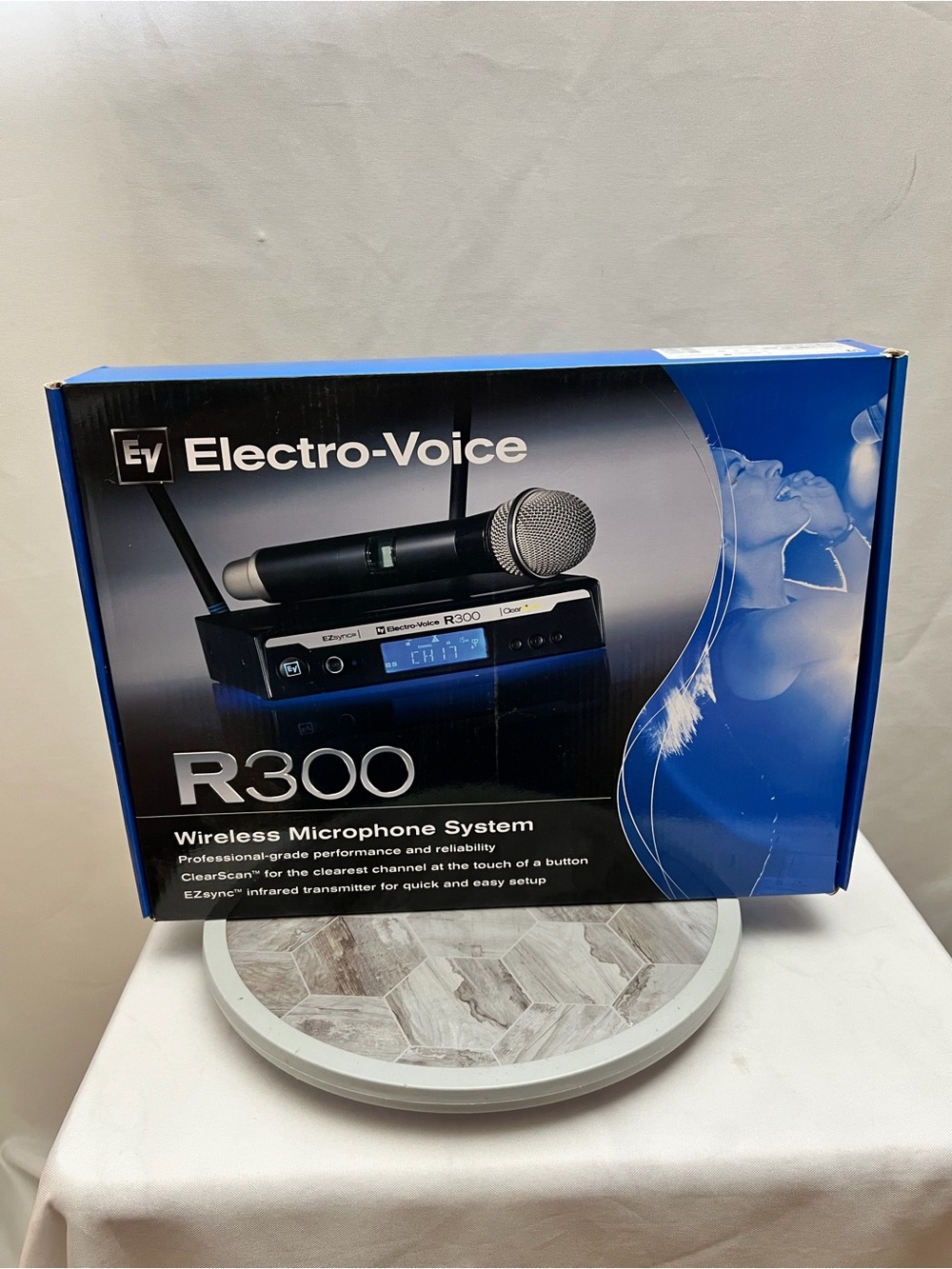 Electro-Voice R300 Wireless Microphone System Handheld Mic Receiver New Box